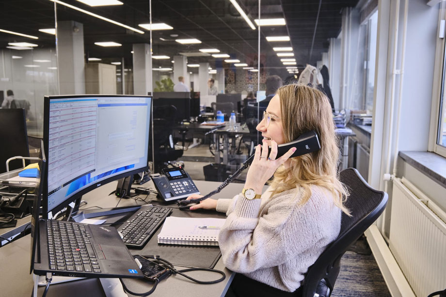 medewerker aan de telefoon