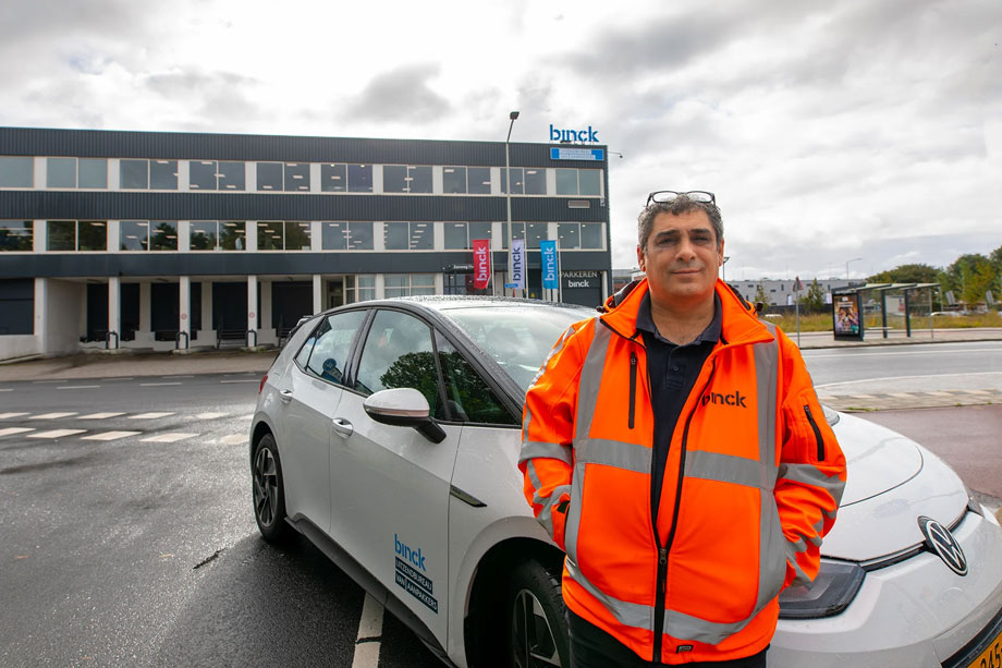 verkeersregelaar poseert voor auto