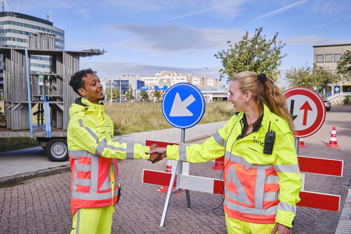 verkeersregelaars samen aan het werk