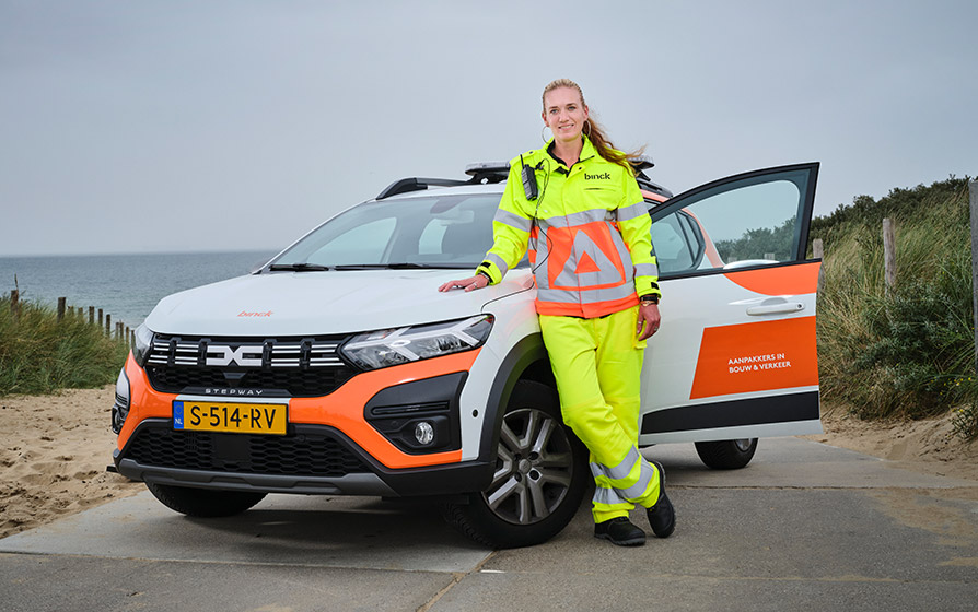 verkeersregelaar leunt tegen auto