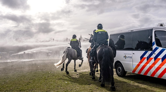 politie te paard bij incident