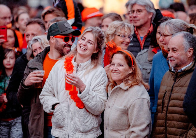 toeschouwers koningsdag in utrecht