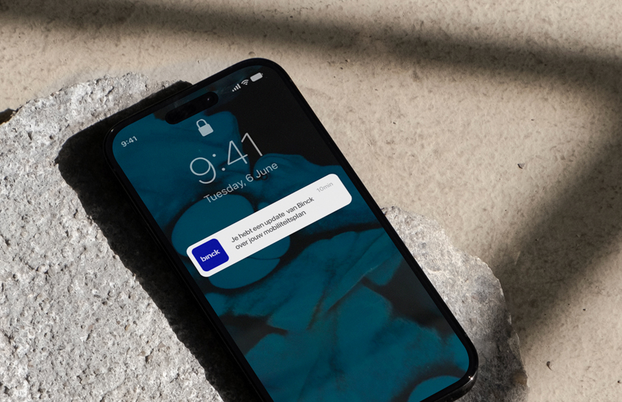 smartphone met binnenkomende melding