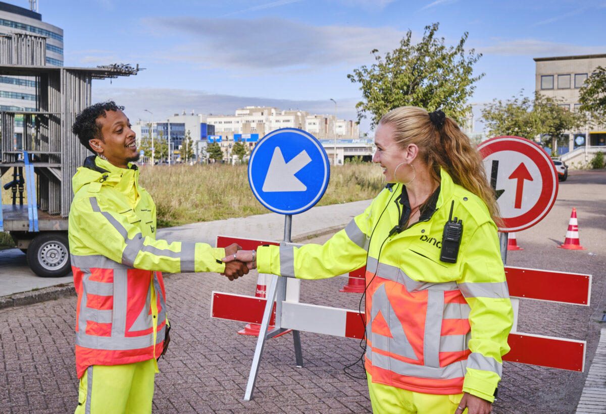 verkeersregelaars geven elkaar een hand